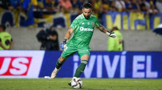 Hernán Galíndez patea un balón durante un partido entre la U. de Chile y Boca, en Argentina, en enero de 2022.