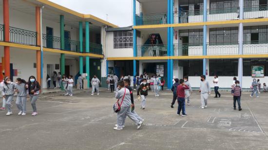 Estudiantes en una escuela del valle de los Chillos, el 22 de abril de 2022.