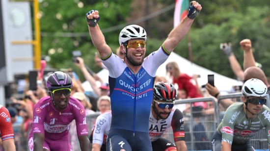 Mark Cavendish levanta sus brazos y festeja el triunfo en la Etapa 3 del Giro de Italia, el 8 de mayo de 2022.