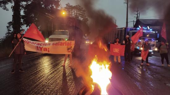 Un grupo de maestros cierra varias vías de Guayas y otras provincias del país, el 9 de mayo de 2022, mientras la Corte Constitucional fija fecha para resolver el alza salarial de los docentes.