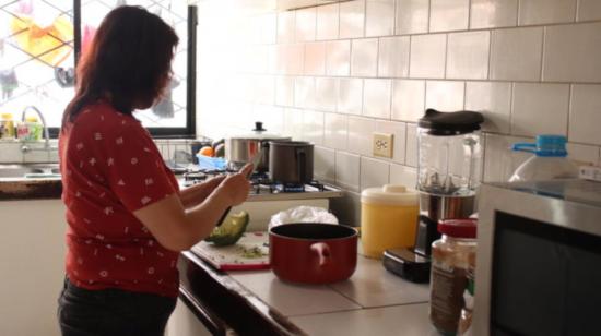 Una mujer cocina en una casa de Quito, el 23 de abril de 2020.