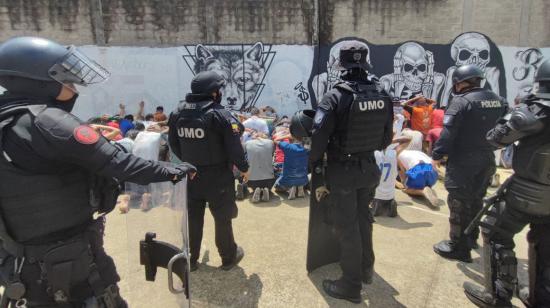 Policías retoman el control al interior de la cárcel de Santo Domingo, el 9 de mayo de 2022.