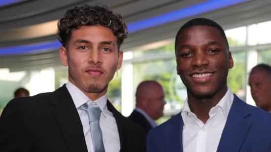 Jeremy Sarmiento y Moisés Caicedo, durante la gala del Brighton, el 9 de mayo de 2022.