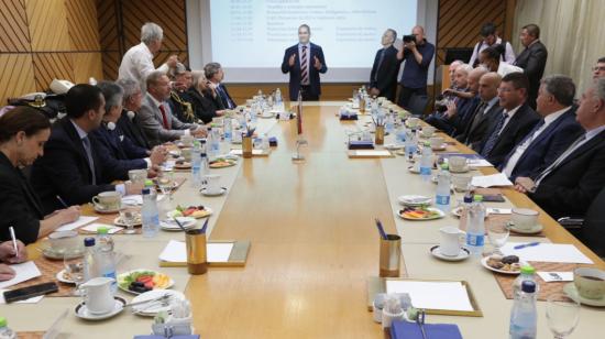 El presidente Guillermo Lasso durante su encuentro con representantes de Industrias Aeroespaciales Israelíes (IAI), el 10 de mayo de 2022.