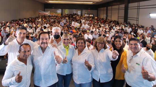 El líder del PSC, Jaime Nebot, junto a la prefecta de Guayas, Susana González, y los candidatos a las alcaldías en seis cantones de Guayas, el 10 de mayo de 2021.