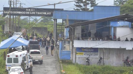 Fachada de la cárcel Bellavista, de Santo Domingo, donde disturbios y enfrentamientos entre bandas dejaron 44 presos fallecidos el 9 de mayo de 2022.