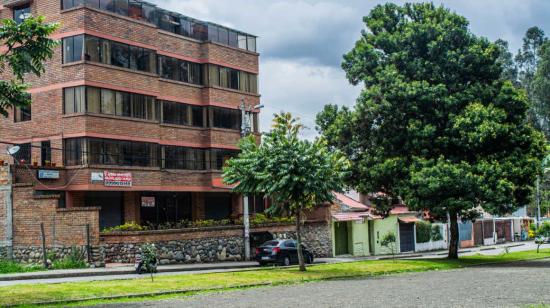 Vista de un edificio en la avenida Primero de Mayo, de Cuenca, con un anuncio de arriendo.