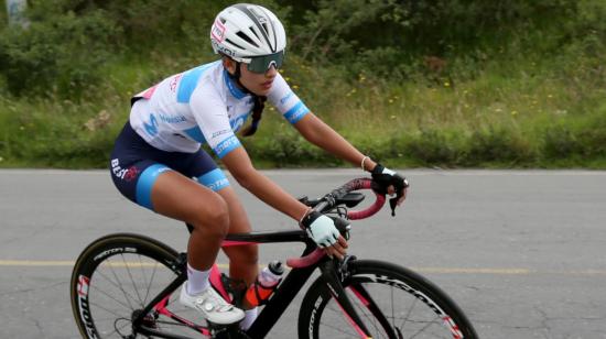 La ciclista Natalia Vásquez, entrenando con el Movistar-Best PC.