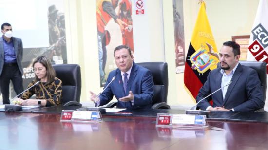 El presidente del COE, Juan Zapata (centro), durante una rueda de prensa en las instalaciones del ECU 911, el 12 de mayo de 2022.