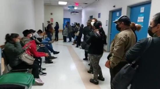 Pacientes del hospital del IESS en Cuenca hacen largas filas, el 13 de mayo de 2022, en espera de atención médica, tras la caída del sistema de la entidad.