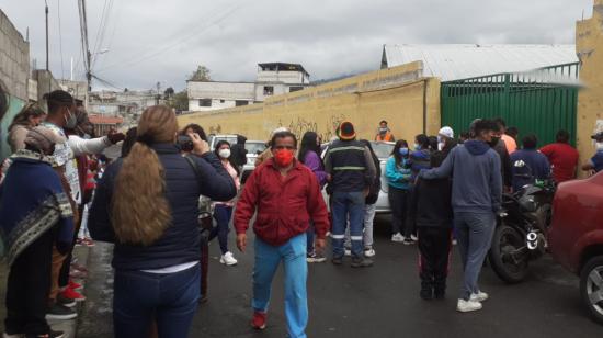 Padres de familia protestan por la muerte de un estudiante en un colegio del norte de Quito, el 12 de mayo de 2022.