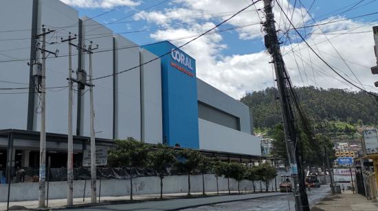 Vista exterior del local de Coral Hipermercados que se inaugurará en 2022 en el sector de La Magdalena, al sur de Quito.