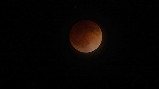 Fotografía satelital de una superluna roja. 