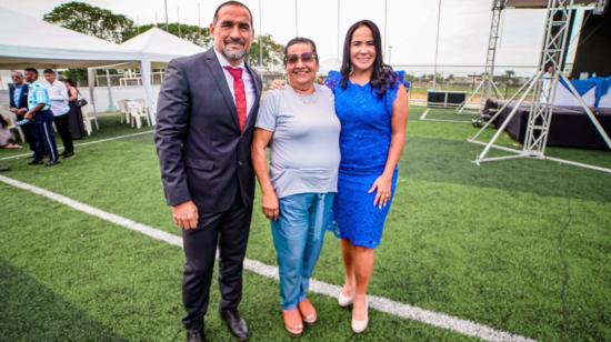 El alcalde de Durán, Dalton Narváez, junto a su madre Mariana Mendieta y su hermana, la legisladora socialcristiana Elina Narváez, en un acto el 11 de mayo de 2022.