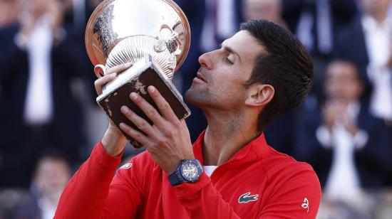 Novak Djokovic besa el trofeo del Abierto de Italia, el domingo 15 de mayo de 2022.