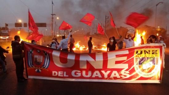 Maestros de la UNE Guayas bloquearon el Puente de la Unidad Nacional, sentido Durán-Samborondón, la madrugada del 16 de mayo de 2022.