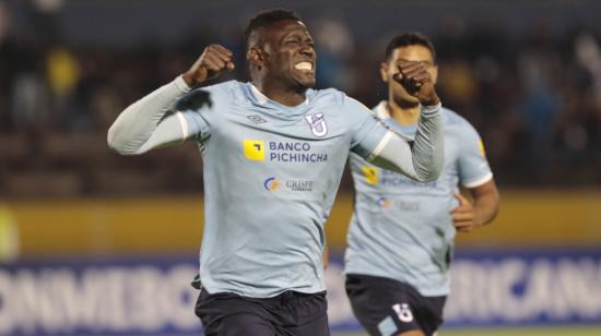 Cristian Martínez Borja, delantero de U. Católica, celebra un gol ante Banfield por la Copa Sudamericana, en Quito, el 27 de abril de 2022.