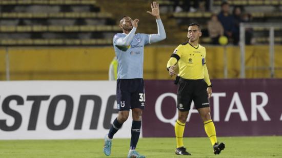 Ismael Díaz, delantero de Universidad Católica, durante un partido contra Banfield, en Quito, el 27 de abril de 2022.