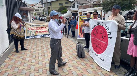 Simpatizantes de UNES, en los exteriores del TCE, durante la audiencia de la denuncia presentada por Mónica Palacios, el 12 de mayo de 2022.