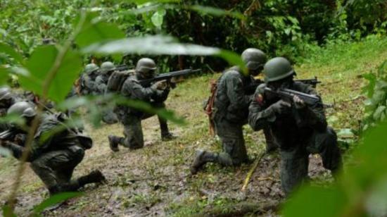 Militares durante la persecución de los delincuentes que atacaron la unidad militar de Putumayo.