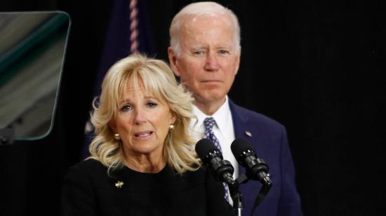 La primera dama de Estados Unidos, Jill Biden, acompañada por el presidente Joe Biden, Buffalo, Estados Unidos. 17 de mayo de 2022