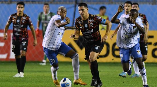 Jugadores de 9 de Octubre y Guaireña, durante el partido por Copa Sudamericana, el 17 de mayo de 2022.