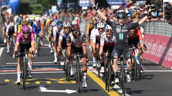 Alberto Dainese levanta sus brazos y festeja su victoria en la Etapa 11 del Giro de Italia, el 18 de mayo de 2022.