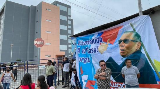 Simpatizantes de Jorge Glas se concentran en los exteriores de la Corte de Justicia de Santa Elena, donde se desarrolla la audiencia de revisión del habeas corpus concedido al exvicepresidente, el 18 de mayo de 2022.