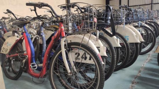 Bicicletas permanecen embodegadas en un galpón del parque Bicentenario, en el norte de Quito, el 18 de mayo de 2022.