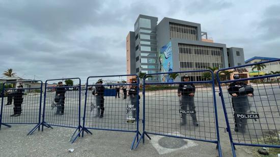 Policías resguardan los exteriores de la Corte Provincial de Santa Elena, el 18 de mayo de 2022.