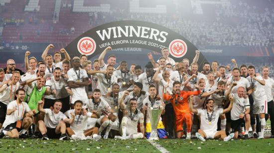 Los jugadores del Frankfurt, celebrando el título de la Europa League, en Sevilla, el 18 de mayo de 2022.