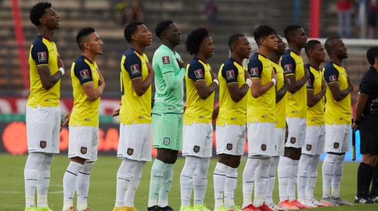 Los jugadores de Ecuador cantan el himno nacional, el 10 de octubre de 2021, antes de enfrentar a Venezuela, en Caracas, en un partido de las Eliminatorias al Mundial de Catar. 