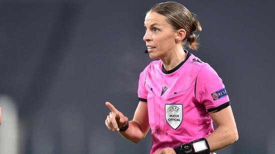 Stephanie Frappart, durante un partido por la UEFA Champions League, en Turín, en 2020.