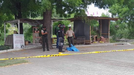 Uno de los agentes navales fue asesinado cerca del monumento al Pescador, en Manta, provincia de Manabí, la tarde del 18 de mayo de 2022.