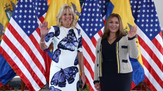 La primera dama de los Estados Unidos, Jill Biden (i), posa junto a la primera dama de Ecuador, María de Lourdes Alcívar (d), en el Palacio de Carondelet. Quito, 19 de mayo de 2022