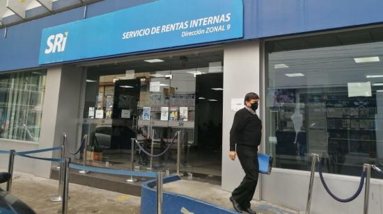 Atención en la oficina del SRI, en la calle Salinas, en el norte de Quito, el 19 de mayo de 2022.