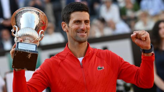 Novak Djokovic levanta su trofeo de campeón en el Masters de Roma, en mayo de 2022.