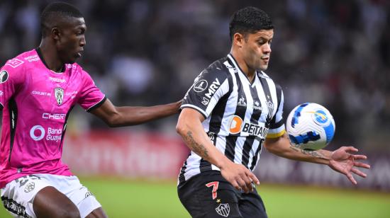 Hulk, de Atlético Mineiro, disputa el balón con Joel Ordoñez, de IDV, en el estadio Mineirao de Belo Horizonte, el 19 de mayo de 2022.