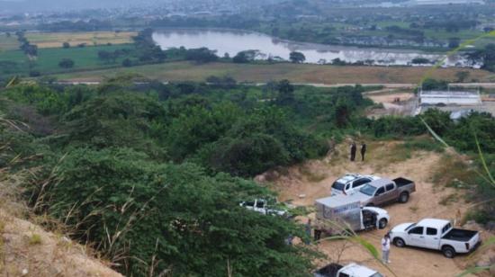 Policía y Fiscalía acuden al cerro de la urbanización La Rioja, en Daule, donde hubo explosiones y tres personas fallecidas, el 20 de mayo de 2022.