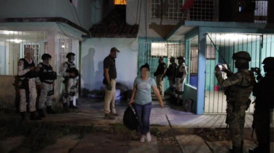 Momento en que las autoridades de migración encontraron a los 58 migrantes, entre ellos 19 menores, hacinados dentro de dos viviendas en el estado de Tabasco, México. 