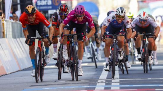 El francés Arnaud Démare (centro) se llevó la victoria en la Etapa 13 del Giro de Italia, el viernes 20 de mayo de 2022. 