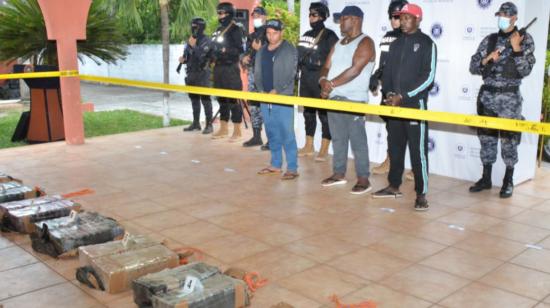 Dos ecuatorianos y un colombiano fueron detenidos en El Salvador con 810 kilos de cocaína en altamar. 