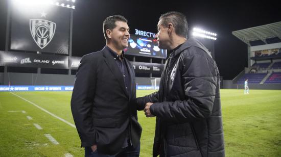 Ismael Rescalvo (i) y Renato Paiva (d), entrenadores de Emelec e IDV, respectivamente, se saludan antes de un partido el 26 de febrero de 2022, en Quito.