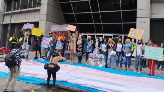 El grupo de mujeres transgénero de Nueva Coccinelle protesta afuera de la Fiscalía. Quito, 20 de mayo de 2022