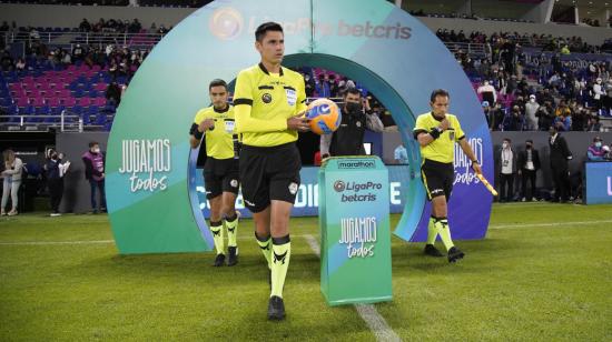 La terna arbitral liderada por Luis Quiroz salta a la cancha del Estadio Banco Guayaquil, el 27 de febrero de 2022.