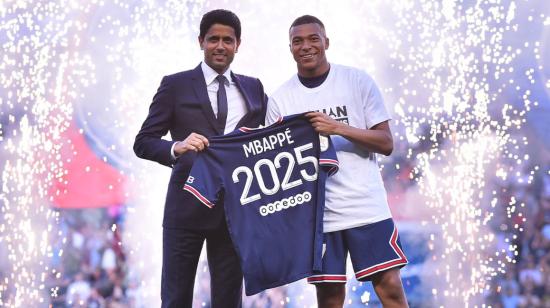 Kylian Mbappé y Nasser Al-Khelaifi, anunciando la renovación del jugador francés con el PSG, en París, el 21 de mayo de 2022.