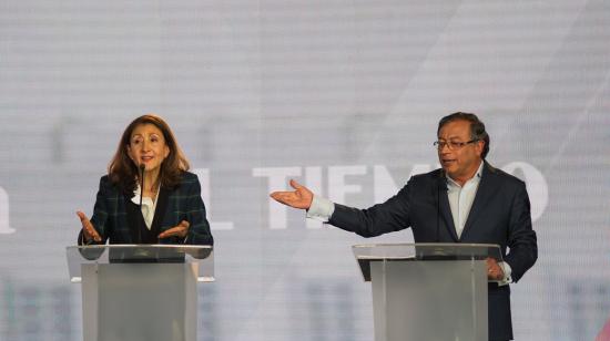 La excandidata presidencial de Colombia, Ingrid Betancourt, junto al actual aspirante Gustavo Petro, el 14 de marzo de 2022.