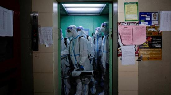 Trabajadores chinos en trajes de desinfección en Shanghái, el 18 de mayo de 2022.