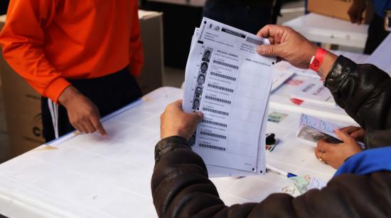 Un ciudadano ejerce su derecho al voto en las elecciones seccionales de 2019.