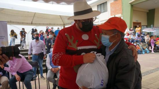 Ministro de Inclusión Económica, Esteban Bernal, entrega donaciones a un beneficiario de bonos en febrero de 2022.